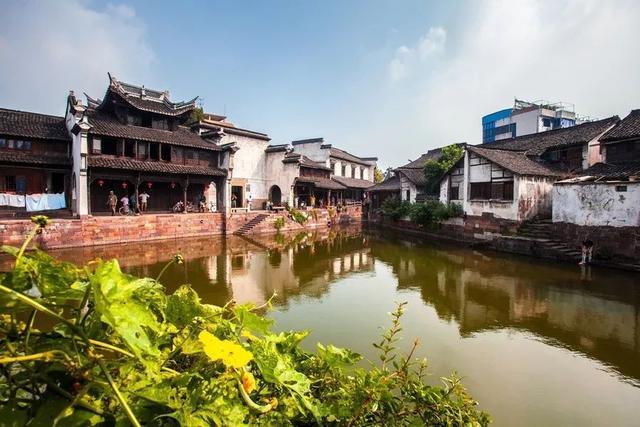 英雄联盟，对面全是物理装备，我应该出什么装备了游戏画面